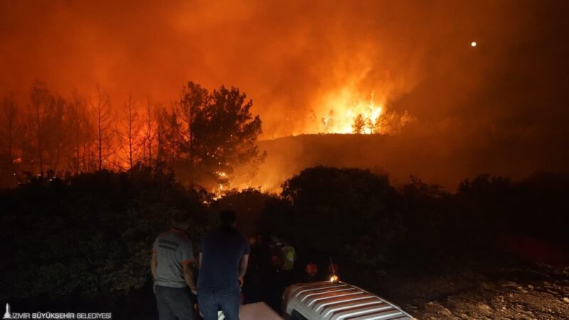 İzmir Büyükşehir Belediyesi İtfaiye Dairesi Başkanlığı ekipleri, akşam saatlerinde bir