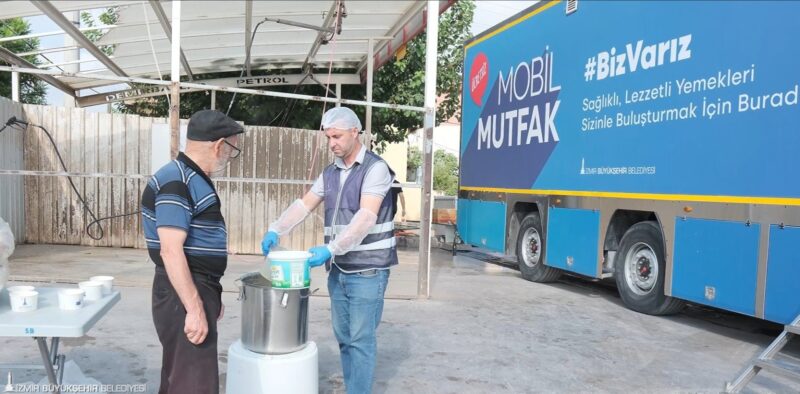 
İzmir Büyükşehir Belediyesi ekipleri, Balıkesir’de meydana gelen depremde mağduriyet yaşayan