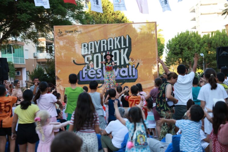 Bayraklı Belediyesi tarafından düzenlenen Sokak Festivali, Osmangazi Mahallesi Ahmet Taner