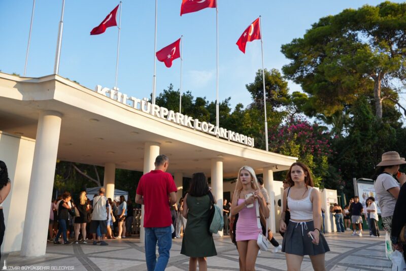 
İzmir Enternasyonal Fuarı (İEF), bu yıl da birbirinden ünlü sanatçıların