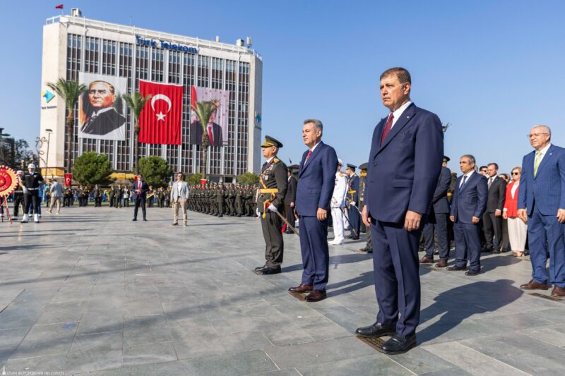 İzmir’de 30 Ağustos Zaferi’nin 103’üncü yıl dönümü kutlamaları Cumhuriyet Meydanı'nda