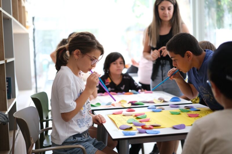 Bayraklı Belediyesinin, çocukların yaz tatilini verimli ve eğlenceli geçirmeleri için