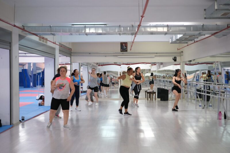 Bayraklı'da yaşayan çocuklar, Bayraklı Belediyesinin düzenlediği yaz spor okullarıyla dopdolu