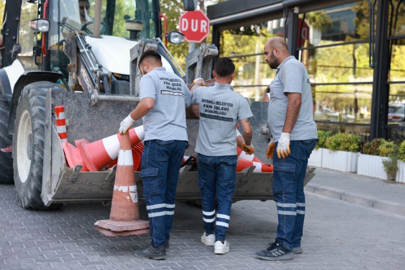 
Bayraklı Belediyesi Zabıta Müdürlüğü ekipleri, ilçe genelindeki kaldırım işgallerini önlemeye