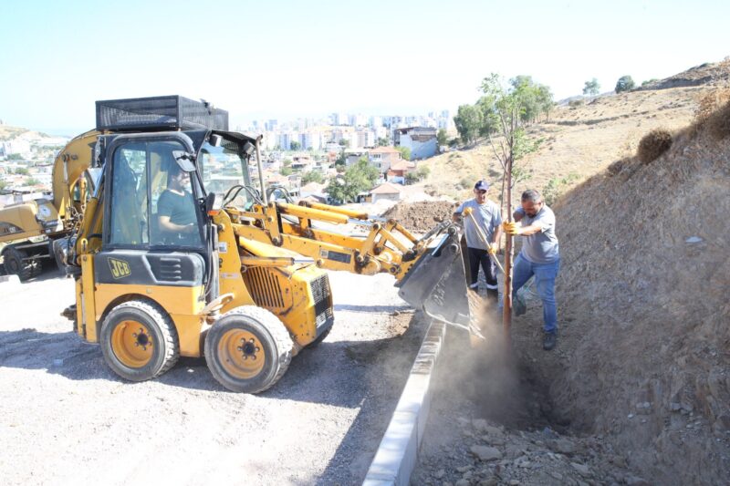 Çiğli Belediyesi, mahallelerde yol, temizlik ve parke taşı döşeme çalışmalarına