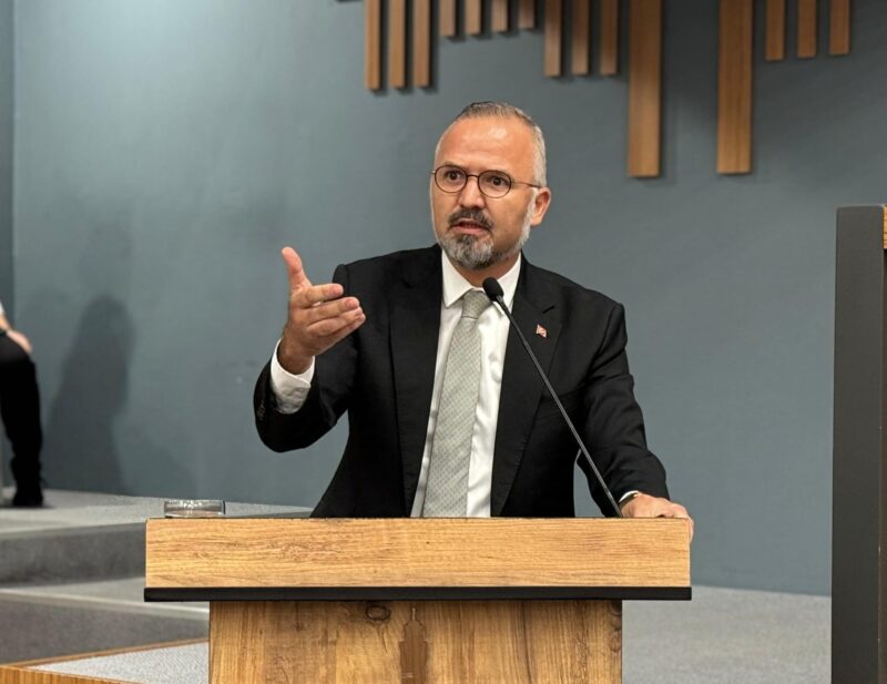 ‘’Belediyeyi adeta kilitleyen yönetim anlayışının mimarı bugün İzmir’in başında!’’
''Sayın Tugay,