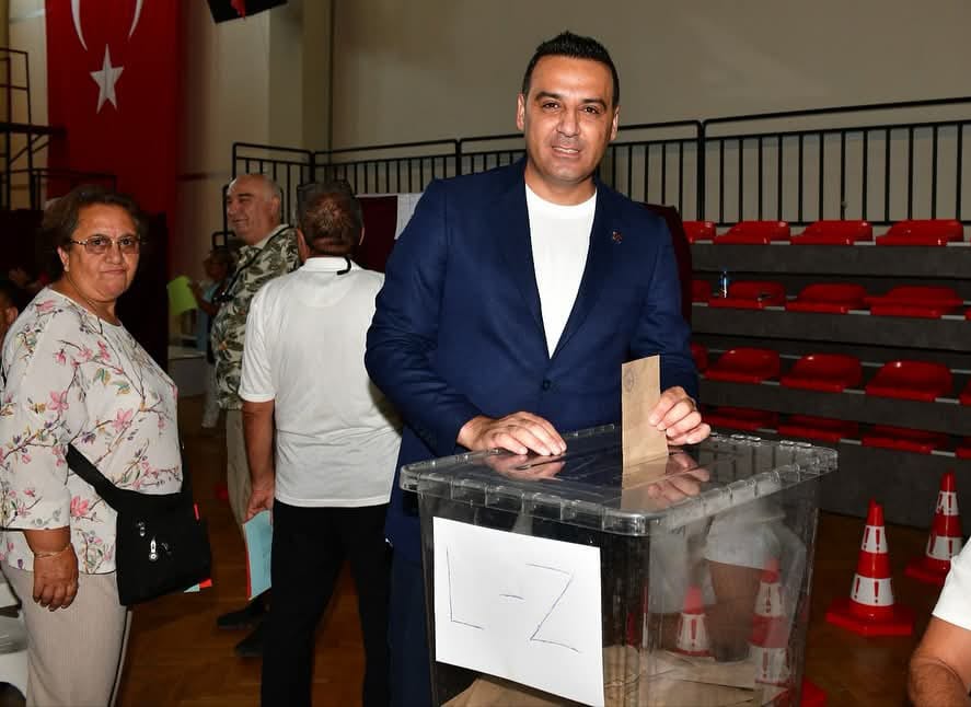 Delege seçimlerinde Ataşehir Mahallesi’nde oyunu kullanan Çiğli Belediye Başkanı Onur