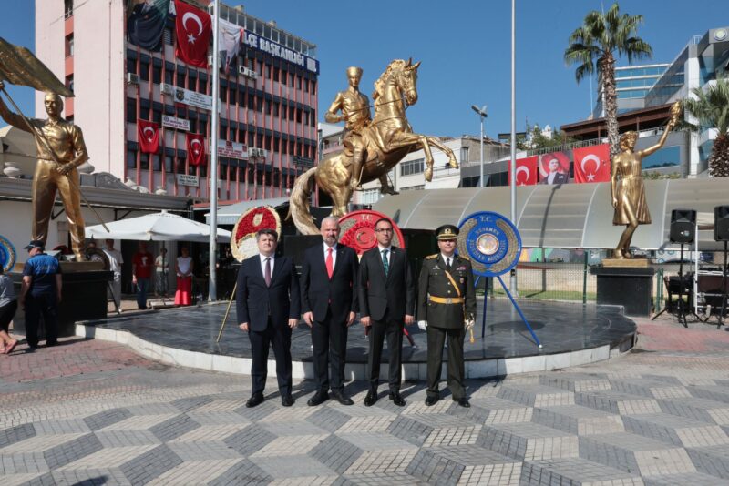 
Zafer Bayramı’nın 103’üncü yıl dönümü, Menemen'de bayraklarla, marşlarla ve coşkuyla