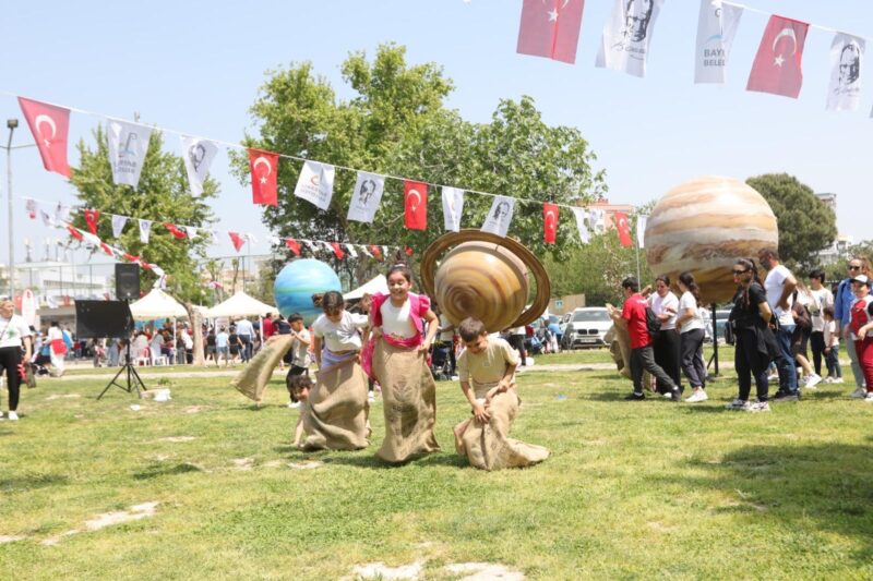 Bayraklı Belediyesi, Ağustos ayı boyunca dopdolu etkinlik takvimiyle ilçe sakinlerine