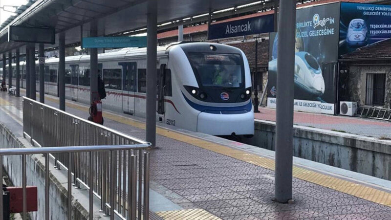 İzmir'de toplu ulaşıma zam geldi. Yapılan zamlarla tam biniş ücreti