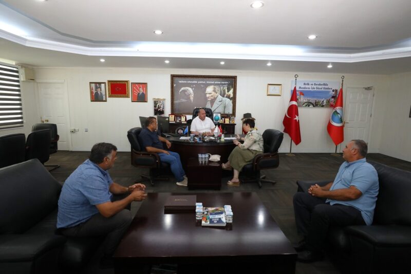 Menderes Belediye Başkanı İlkay Çiçek, Menderes Muhtarlar Derneği’ni ağırladı. Toplantıda