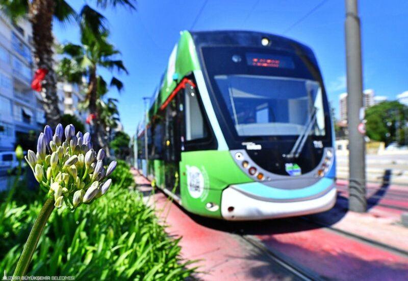 İzmir’in önemli raylı ulaşım araçlarından biri olan Çiğli Tramvayı’nda yaz