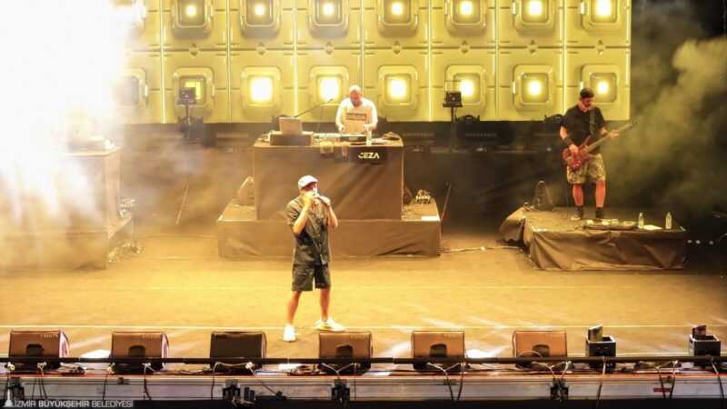 
İzmir Enternasyonal Fuarı kapsamında düzenlenen Çim Konserleri serisi, ünlü rap