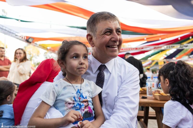 
İzmir Büyükşehir Belediye Başkanı Dr. Cemil Tugay, kentin farklı noktalarında