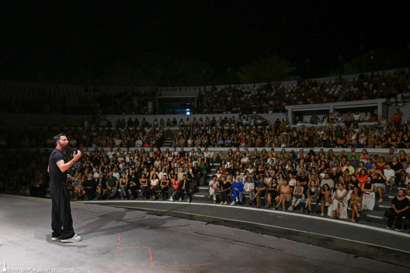 İzmir Enternasyonal Fuarı’nın kültür-sanat alanındaki önemli duraklarından Atatürk Açık Hava