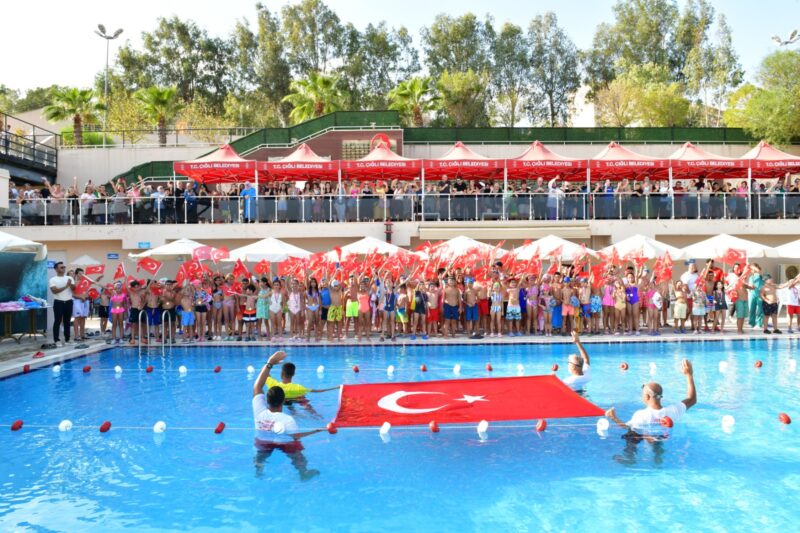 Çiğli Belediyesi’nin Yaz Dönemi Spor Kursları kapsamında düzenlediği yüzme kursu