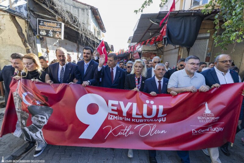 İzmir’in kurtuluşunun 103’üncü yıl dönümü kutlamaları tarihi güzergah üzerinde düzenlenen
