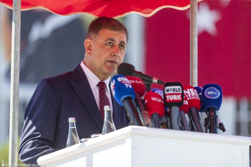İzmir’in kurtuluşunun 103. yıl dönümü kutlamaları kapsamında Cumhuriyet Meydanı’nda yapılan