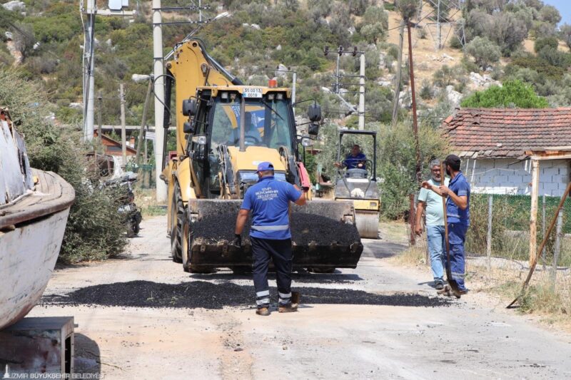 İzmir Büyükşehir Belediyesi ilçe ilçe asfalt çalışmalarına devam ediyor. İZBETON