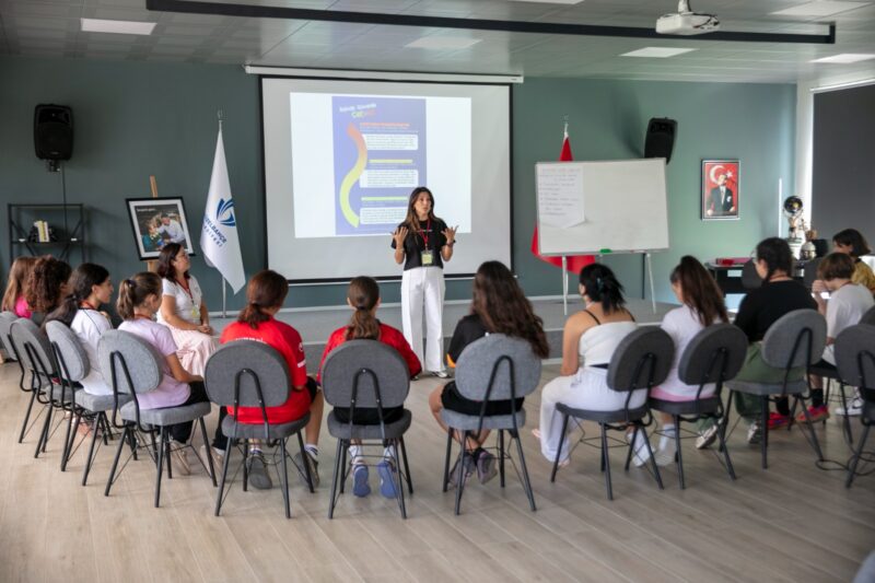 Güzelbahçe Belediyesi, İzmir Büyükşehir Belediyesi işbirliğiyle gençlerin sosyal ve duygusal
gelişimlerini