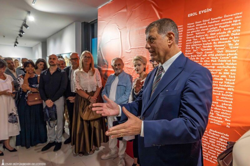 İzmir Büyükşehir Belediye Başkanı Dr. Cemil Tugay, ressam Devrim Erbil