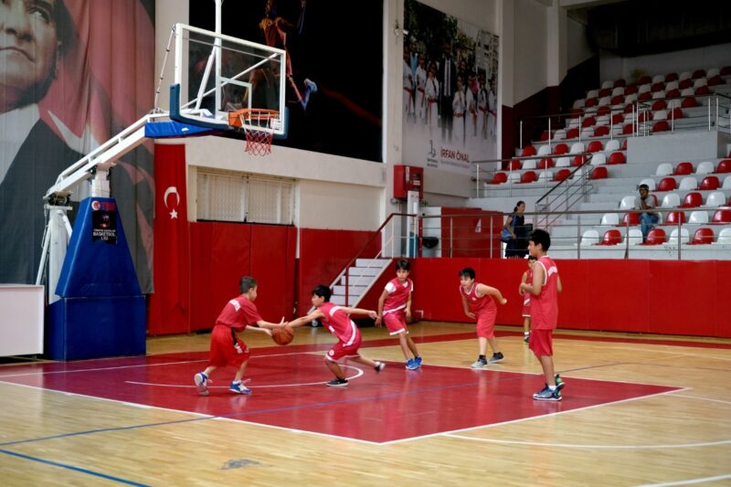Bayraklı Belediyesinin yaz spor okulları bu yıl da yoğun ilgi
