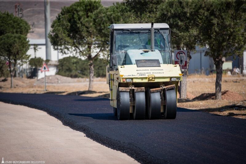 
İzmir Büyükşehir Belediyesi’nin 30 ilçede başlattığı asfalt seferberliği hız kesmeden