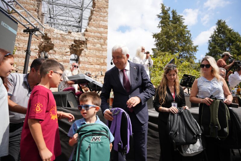 Kemalpaşa Belediyesi, yeni eğitim-öğretim yılı öncesi minik öğrencilere okul çantası