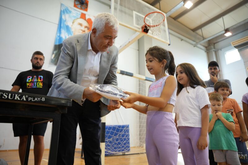 Kemalpaşa Belediye Başkanı Mehmet Türkmen, belediye spor kurslarında eğitim gören