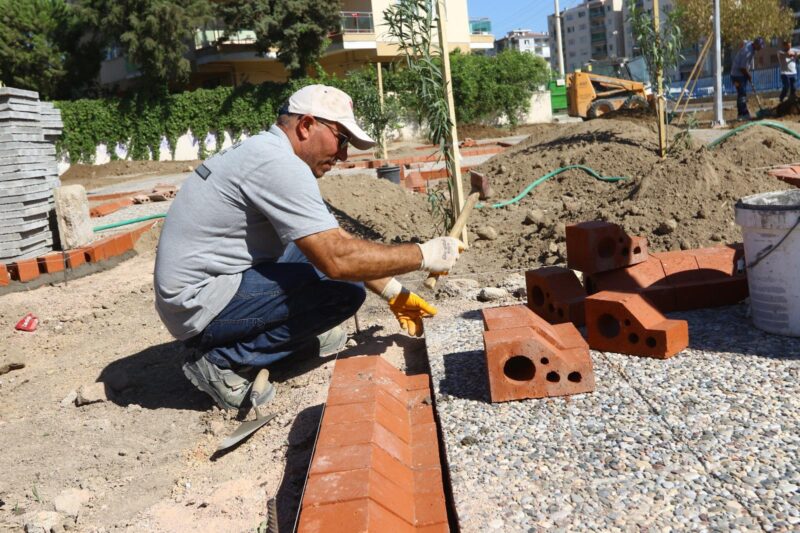 Bayraklı Belediyesi Park ve Bahçeler Müdürlüğü, ilçedeki parklarda kapsamlı bakım