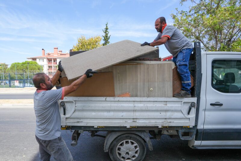 Gaziemir Belediyesi, mobilya atıklarının cadde, sokak ve çöp konteynerlerine atılmasının