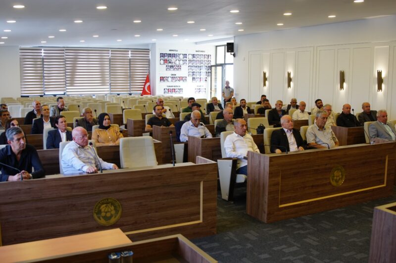 Kemalpaşa Belediye Başkanı Mehmet Türkmen, mahalle muhtarları ile bir araya