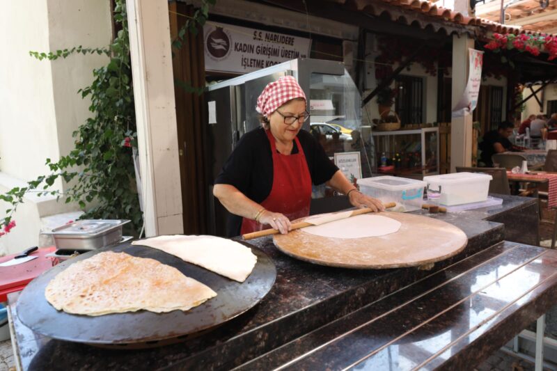 Narlıdere Belediyesi’nin öncülüğünde kurulan Narlıdere Üretici Kadın Kooperatifi (NAR-KOOP), kadınların