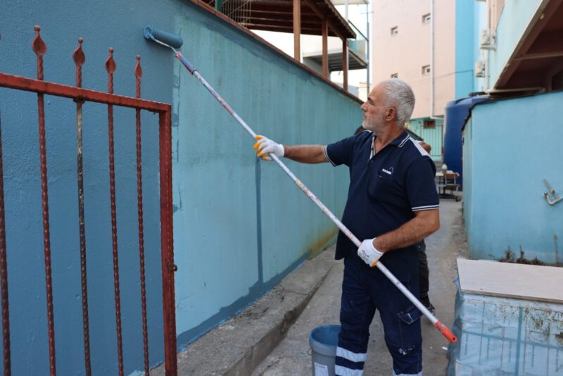 Bayraklı Belediyesi, ilçedeki okullardan gelen bakım ve onarım taleplerini imkanlar