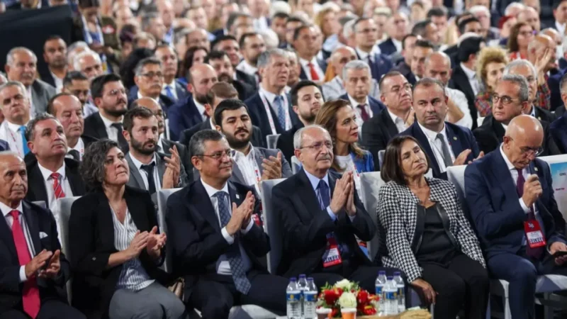CHP, yoğun bir kurultay takvimine hazırlanıyor. Bu pazar yapılacak olağanüstü