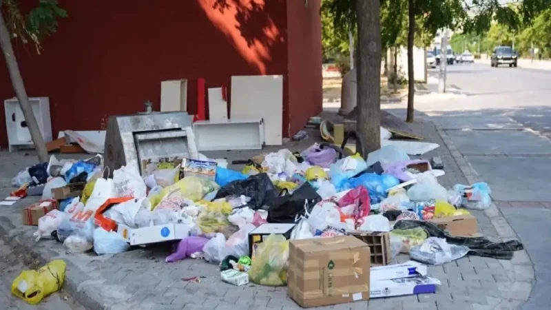 İzmir'de sokaklar yeniden çöp yığınlarıyla doldu. İzmirli vatandaşlar kötü koku