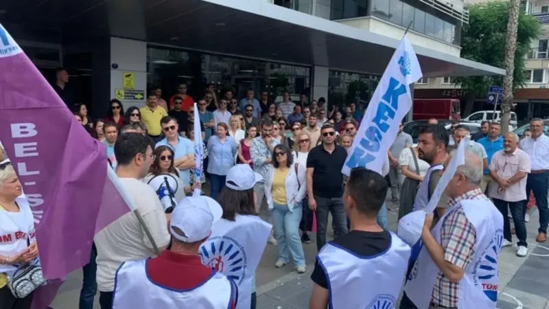 Karşıyaka Belediyesi’nde memurların sosyal denge tazminatlarının ödenmemesi nedeniyle başlattığı eylemler