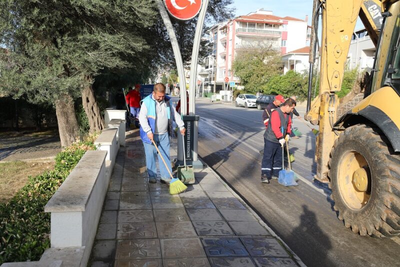 Menderes Belediyesi, iki büyük cadde üzerinde geniş çaplı temizlik işlemi