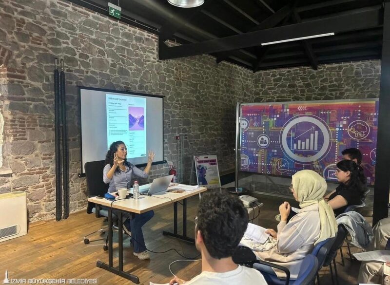 İzmir Büyükşehir Belediyesi, gençleri yapay zekânın dünyasıyla tanıştırıyor. Meslek Fabrikası'nda