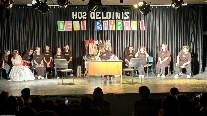 İzmir Büyükşehir Belediyesi’nin tiyatro kursuna katılan gençlerin sahnelediği “Deli Bayramı”