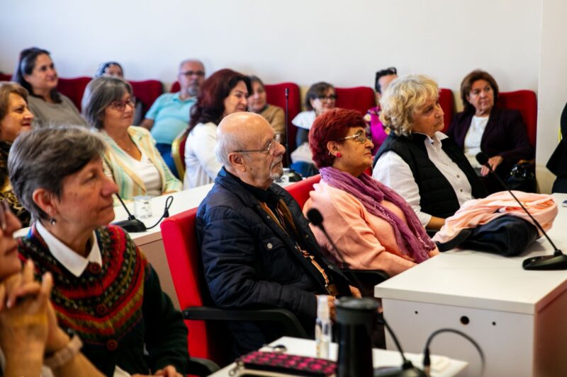 Güzelbahçe Belediyesi tarafından hayata geçirilen 3. Yaş Üniversitesi, yeni eğitim