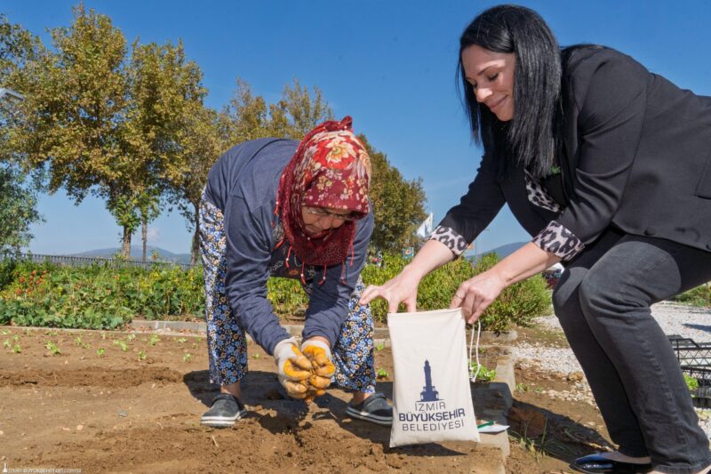 İzmir Büyükşehir Belediyesi, hem üreticinin gelirinin artmasını hem de doğanın