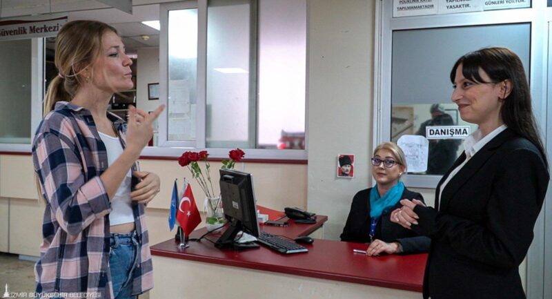 
İzmir Büyükşehir Belediyesi, sağır ve işitme engelli yurttaşların yaşamlarındaki engelleri