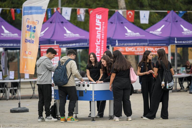 İzmir Büyükşehir Belediyesi’nin kentte üniversite eğitimi alacak gençlerin şehre uyum