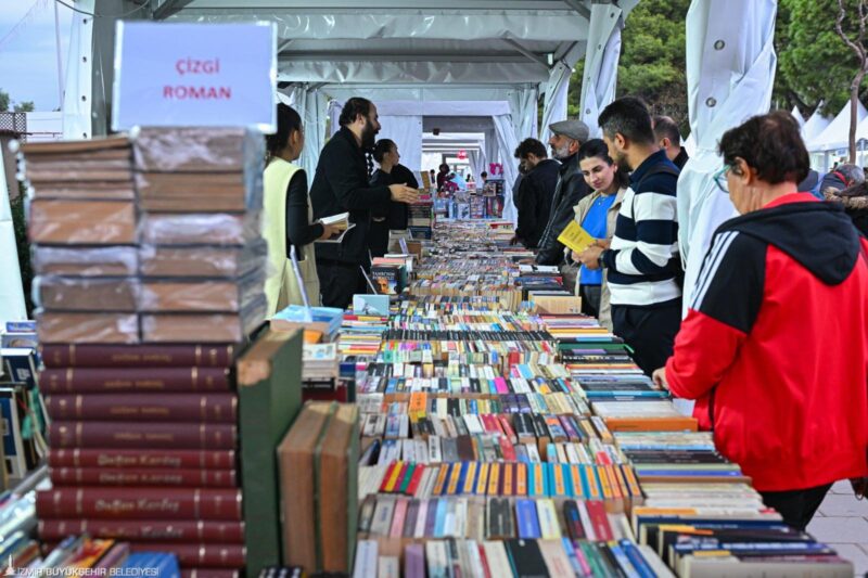 
İzmir Büyükşehir Belediyesi ev sahipliğinde, Kültürpark’ta düzenlenen İZKİTAP- 6. İzmir