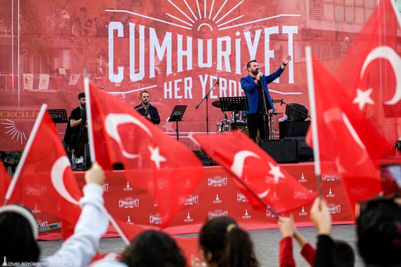 İzmir Büyükşehir Belediyesi tarafından Cumhuriyet Bayramı’nın 102’nci yıl kutlamaları kapsamında