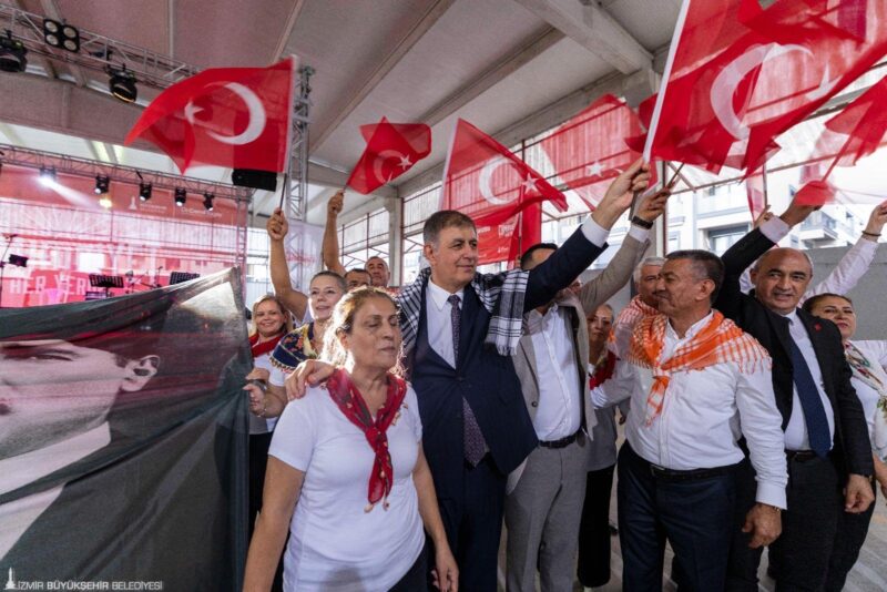 İzmir Büyükşehir Belediyesi, Cumhuriyet Bayramı’nın 102’nci yılı kapsamında farklı ilçelerde