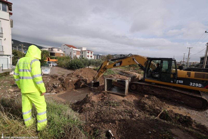 İzmir’in Bergama ilçesinde aşırı yağış nedeniyle sel ve su baskınları