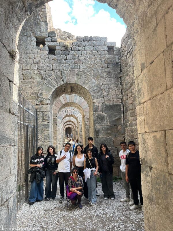 İzmir Büyükşehir Belediyesi bünyesinde kurulan Çiğli Dil Destek Merkezi üyesi