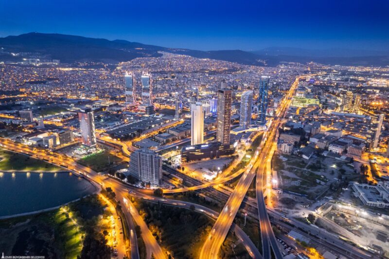 İzmir Büyükşehir Belediyesi’nin kent için tarihi önem taşıyan “İzmir Yenileniyor”